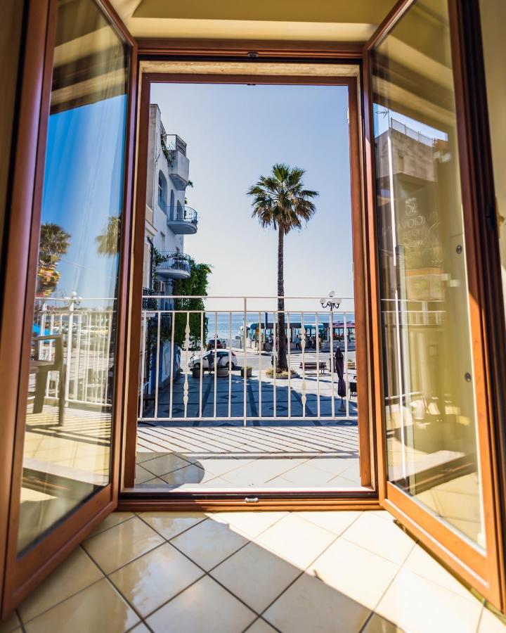 ジャルディーニ・ナクソス La Piazzetta Bed & Breakfast エクステリア 写真