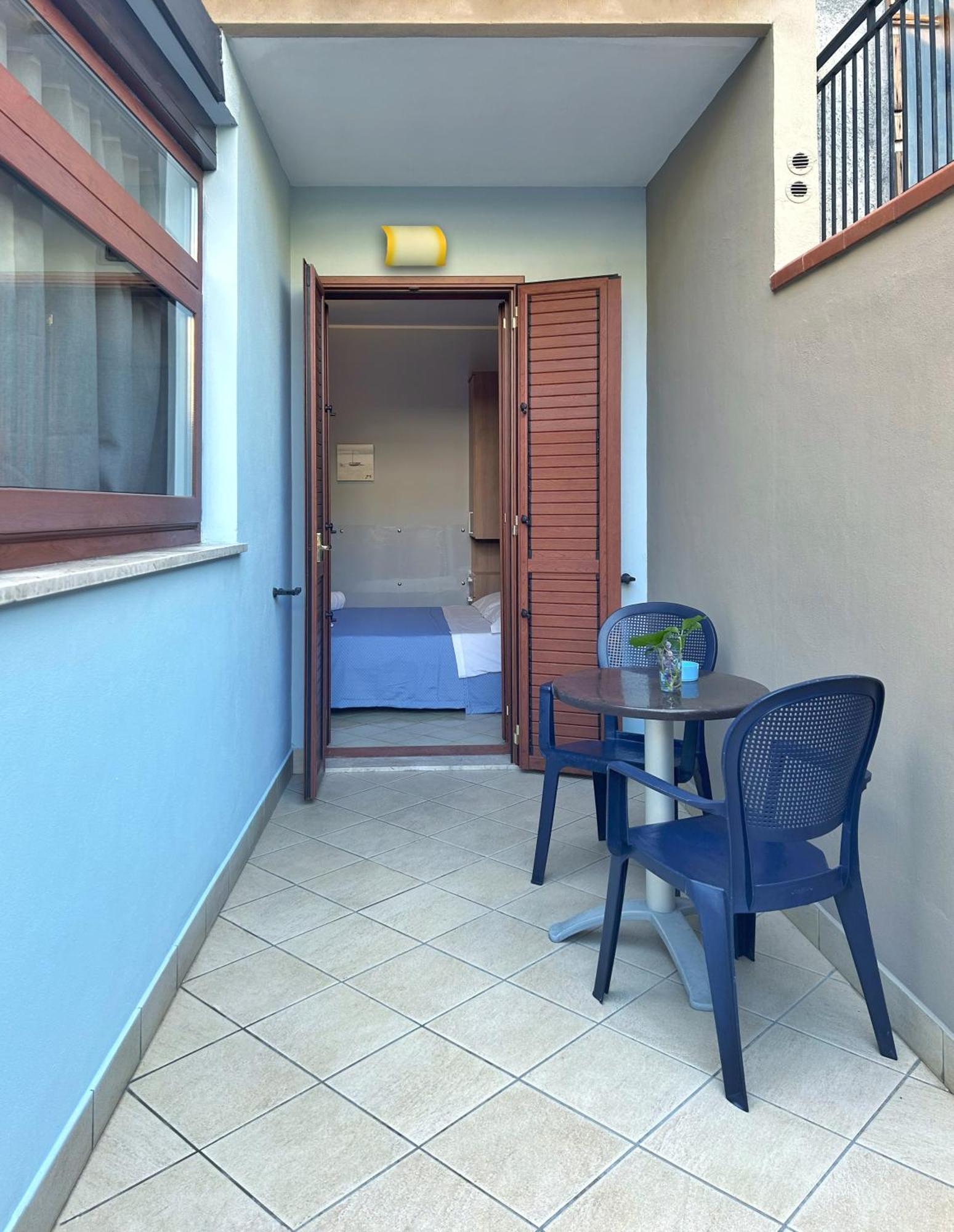 ジャルディーニ・ナクソス La Piazzetta Bed & Breakfast エクステリア 写真