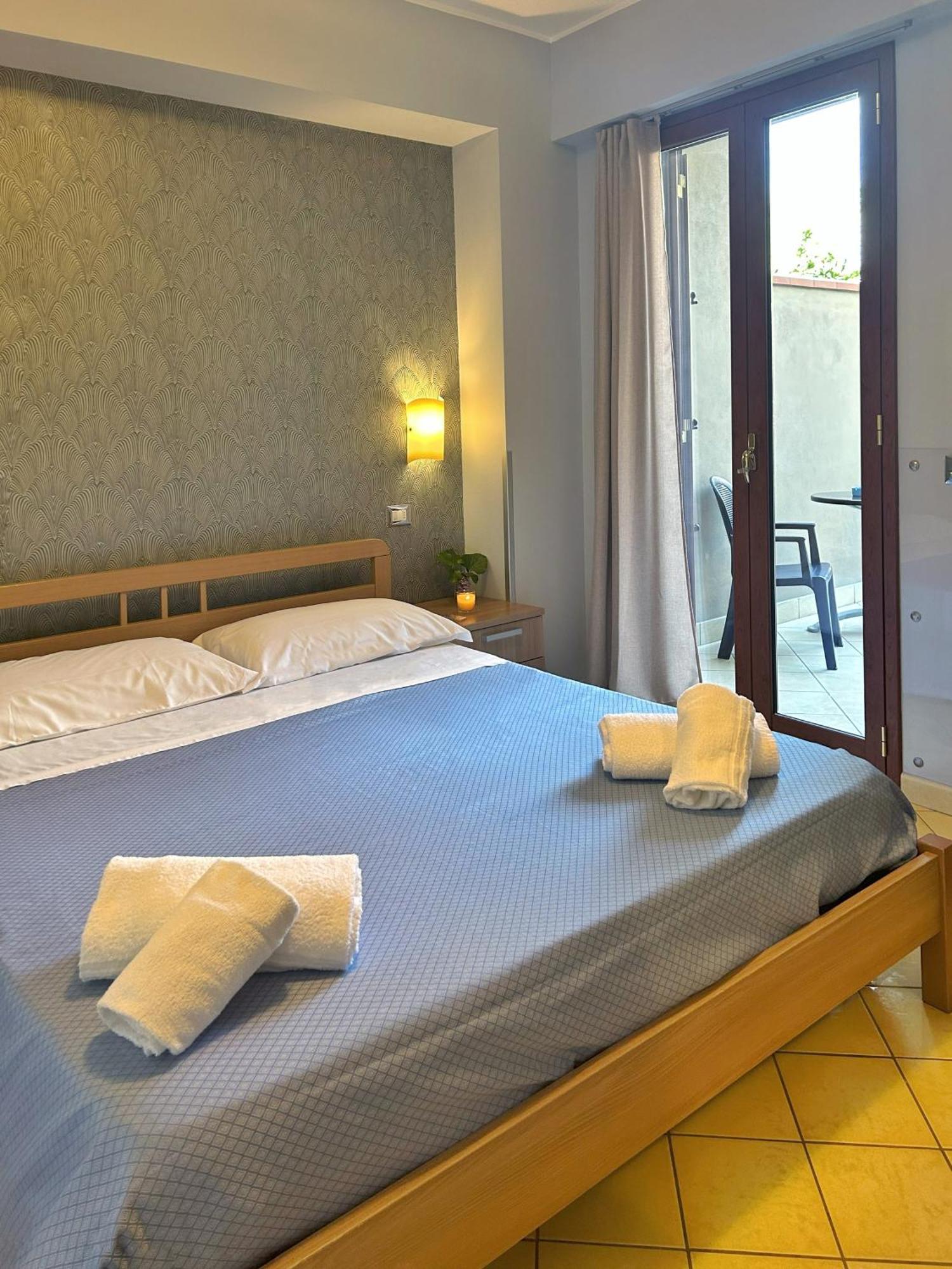 ジャルディーニ・ナクソス La Piazzetta Bed & Breakfast エクステリア 写真