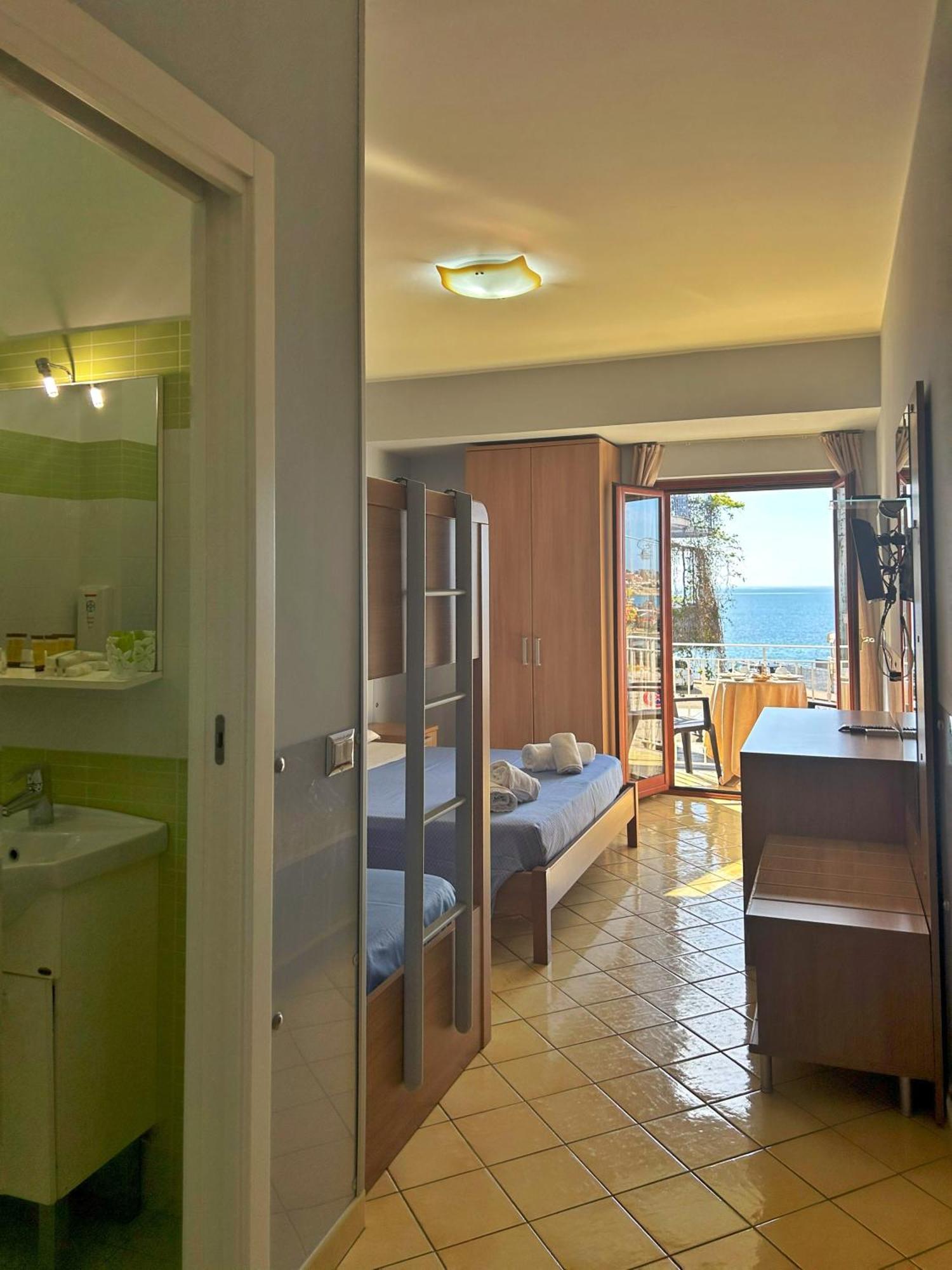 ジャルディーニ・ナクソス La Piazzetta Bed & Breakfast エクステリア 写真