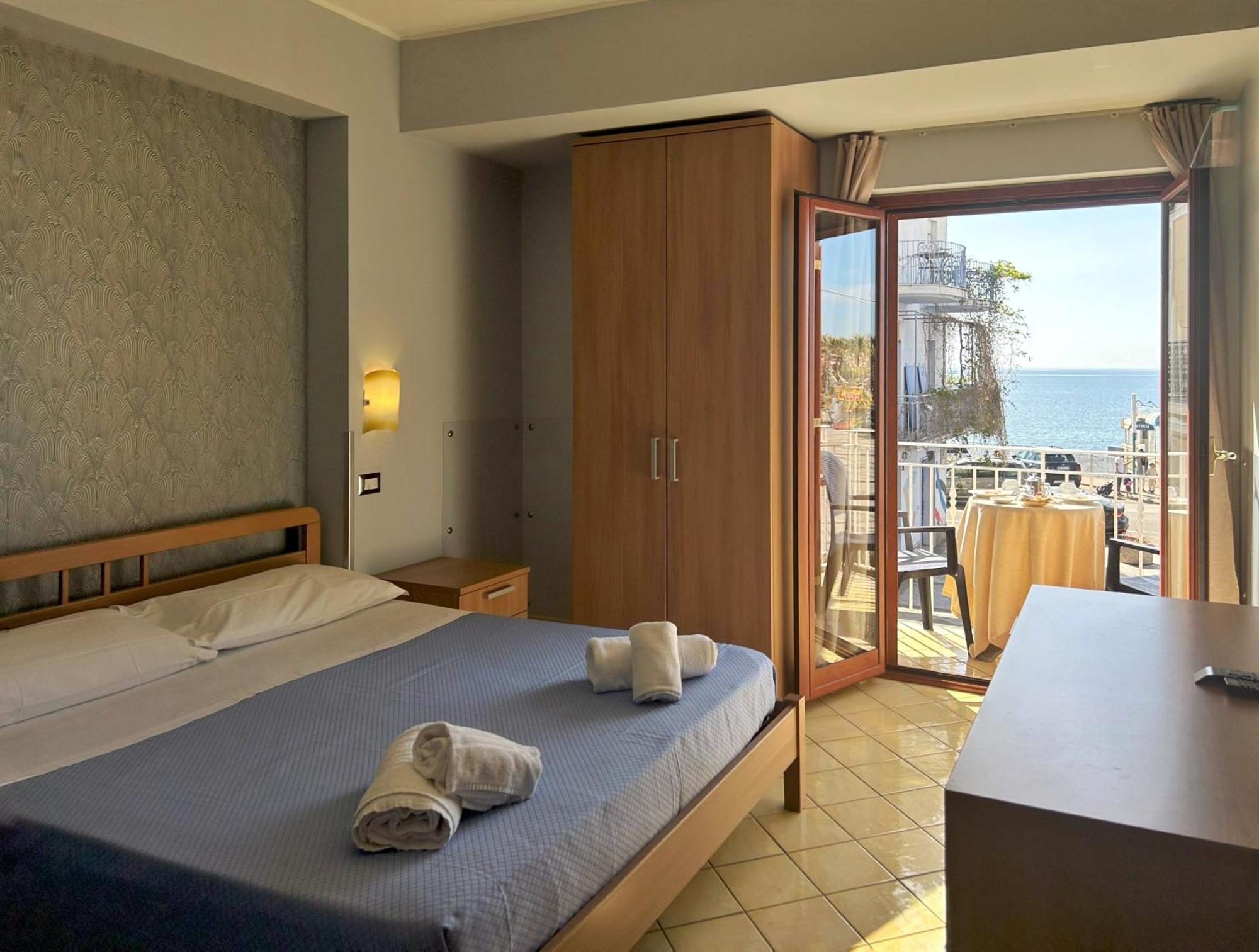 ジャルディーニ・ナクソス La Piazzetta Bed & Breakfast エクステリア 写真