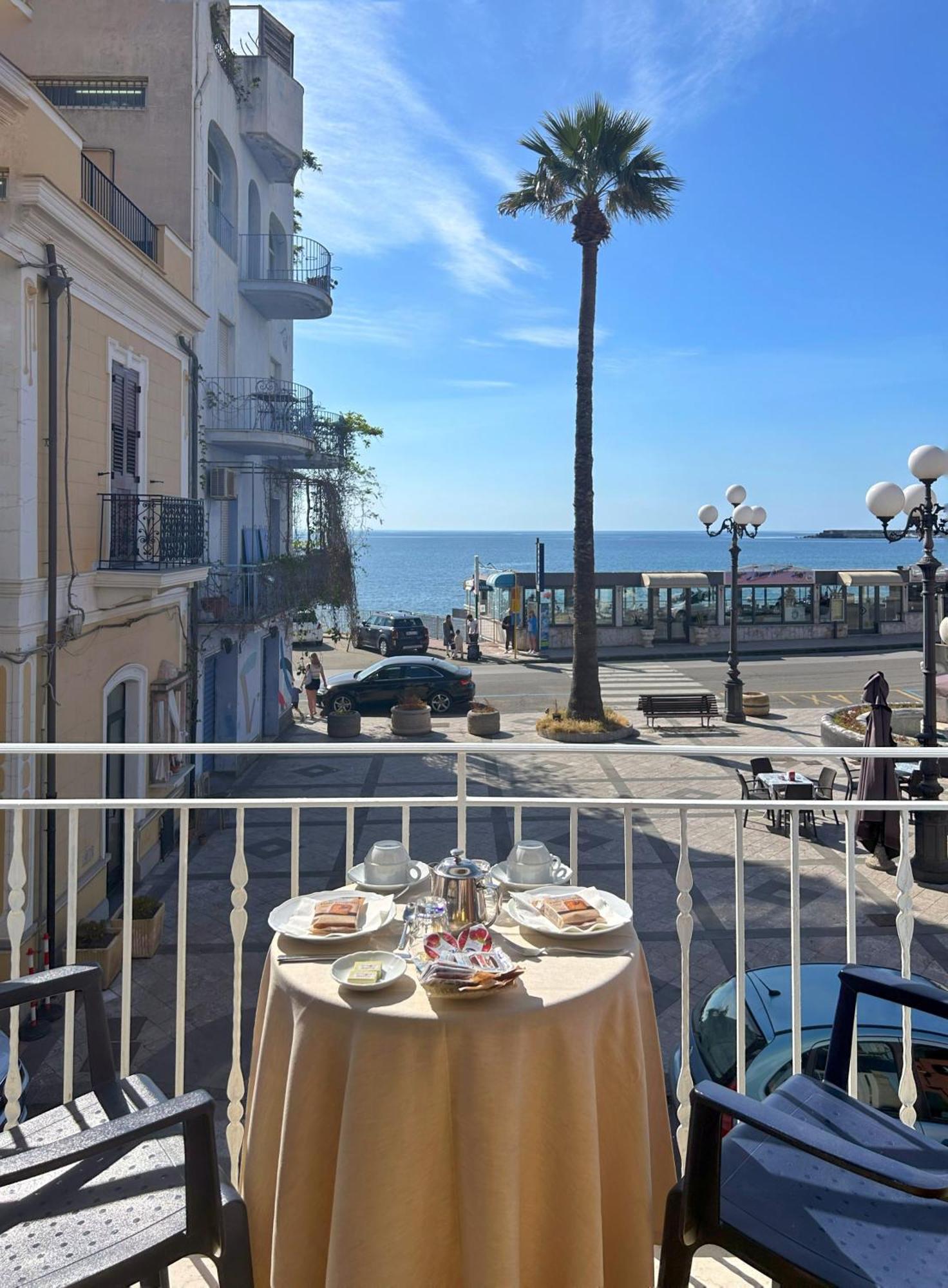 ジャルディーニ・ナクソス La Piazzetta Bed & Breakfast エクステリア 写真