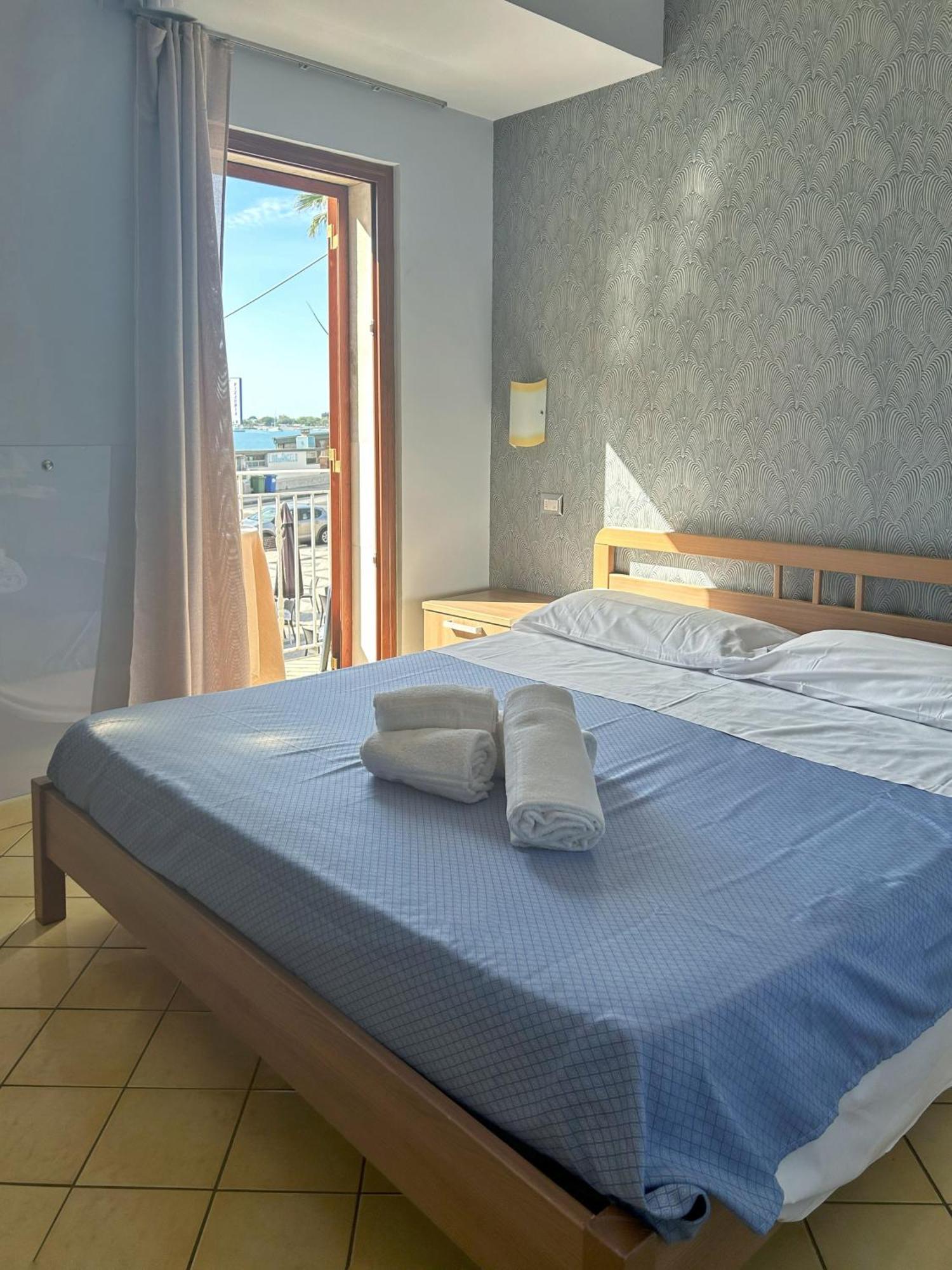 ジャルディーニ・ナクソス La Piazzetta Bed & Breakfast エクステリア 写真