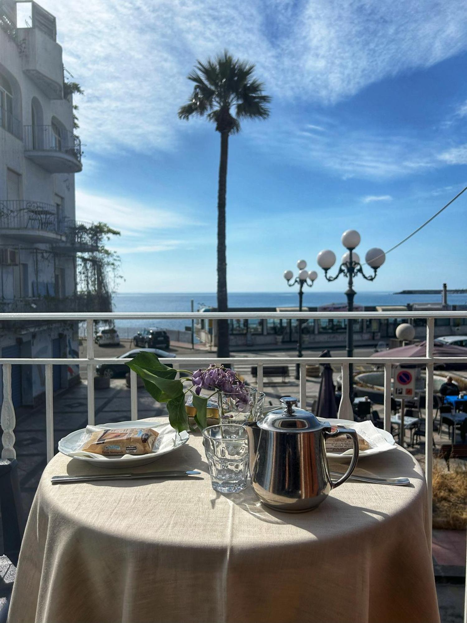 ジャルディーニ・ナクソス La Piazzetta Bed & Breakfast エクステリア 写真