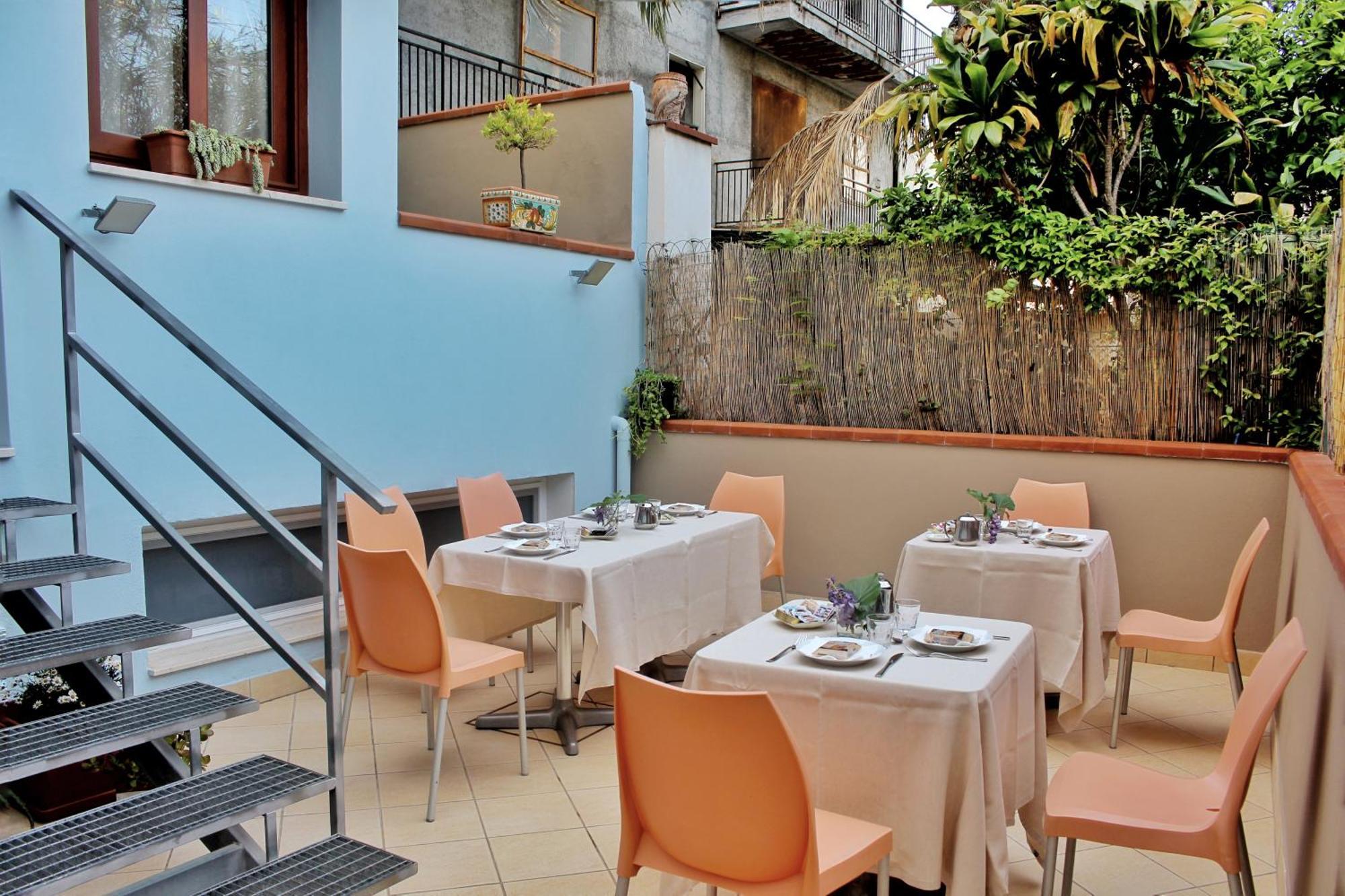 ジャルディーニ・ナクソス La Piazzetta Bed & Breakfast エクステリア 写真