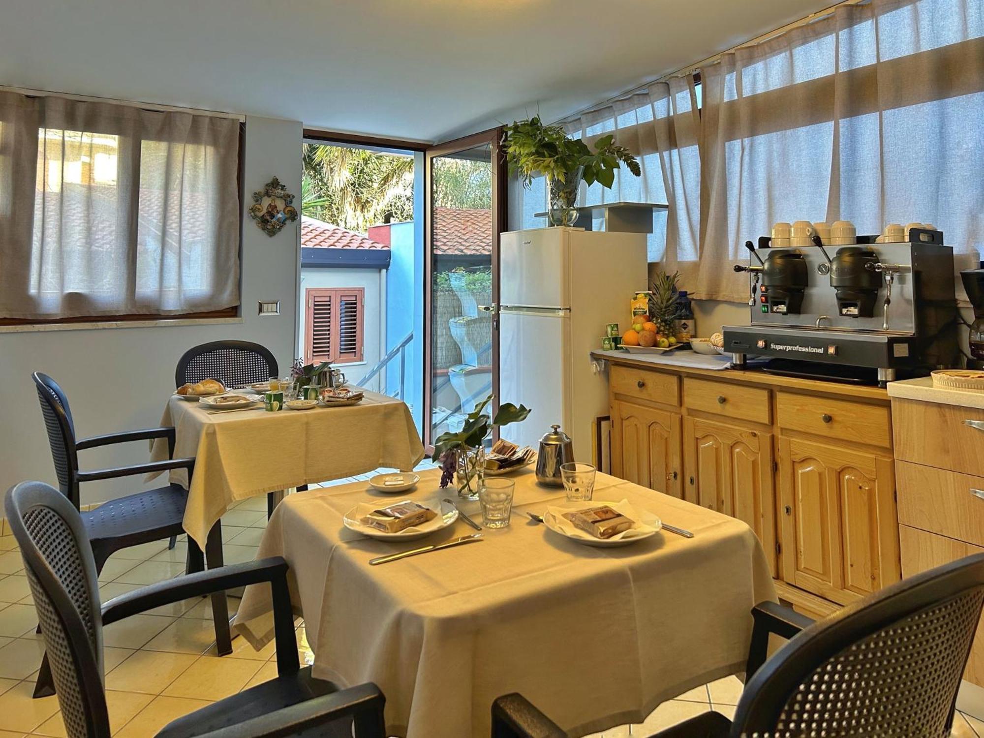 ジャルディーニ・ナクソス La Piazzetta Bed & Breakfast エクステリア 写真