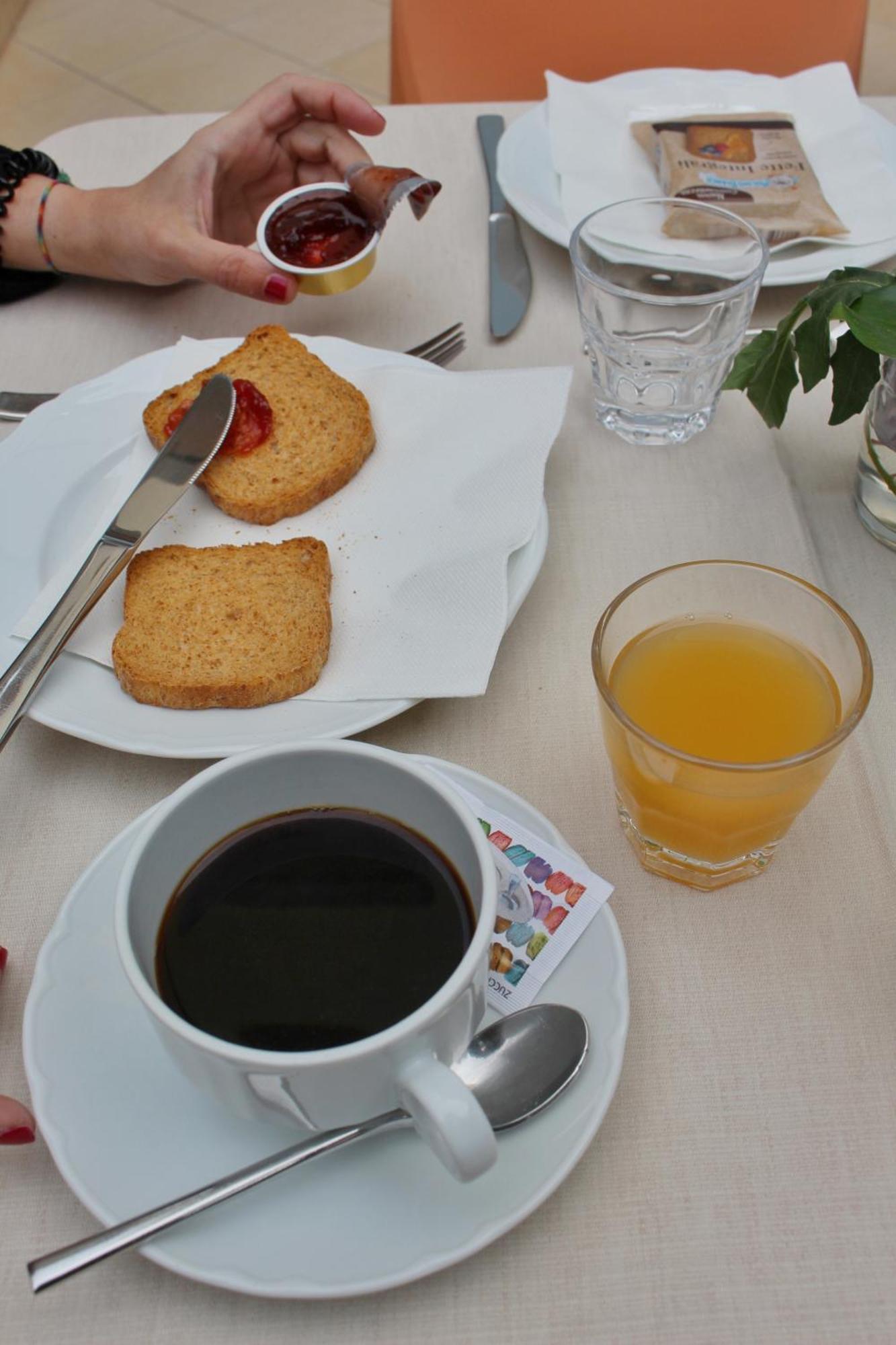 ジャルディーニ・ナクソス La Piazzetta Bed & Breakfast エクステリア 写真